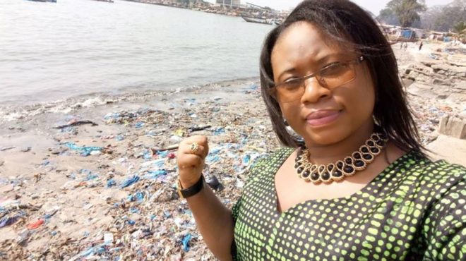 ‘Selfies’ africanos entre basura: una activista guineana se retrata con montañas de desechos como denuncia
