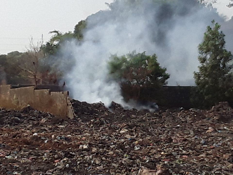 Environnement : la fumée nauséabonde des déchets brûlés pollue la nature à Conakry