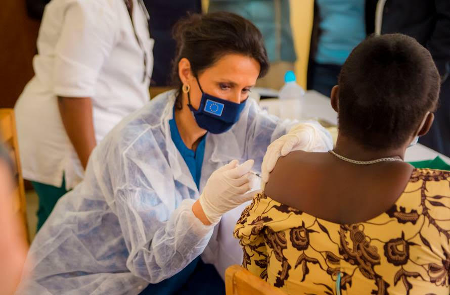Vaccin Covax : La Deputée Européenne Chrysoula Zacharopoulou (Fr, Lrem) en campagne au Rwanda