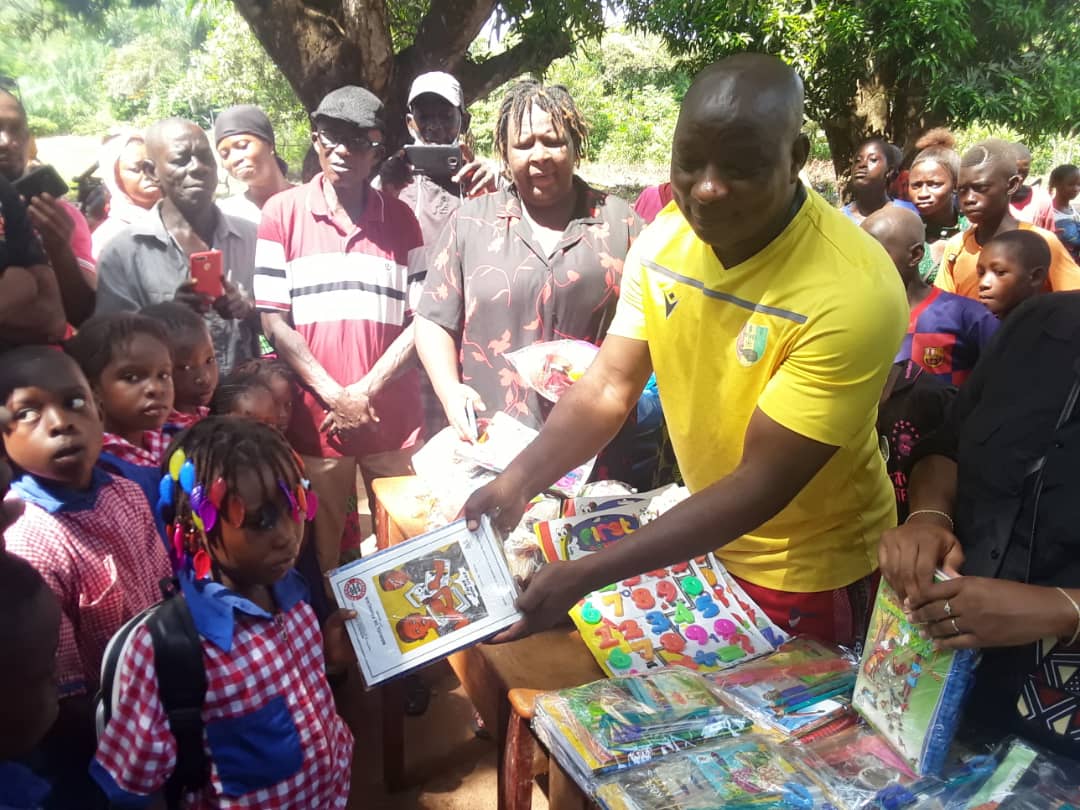 Guinée/ Kassa : La Mairie offre un lot de fournitures scolaires à l’Ecole Primaire de Kouroumandja