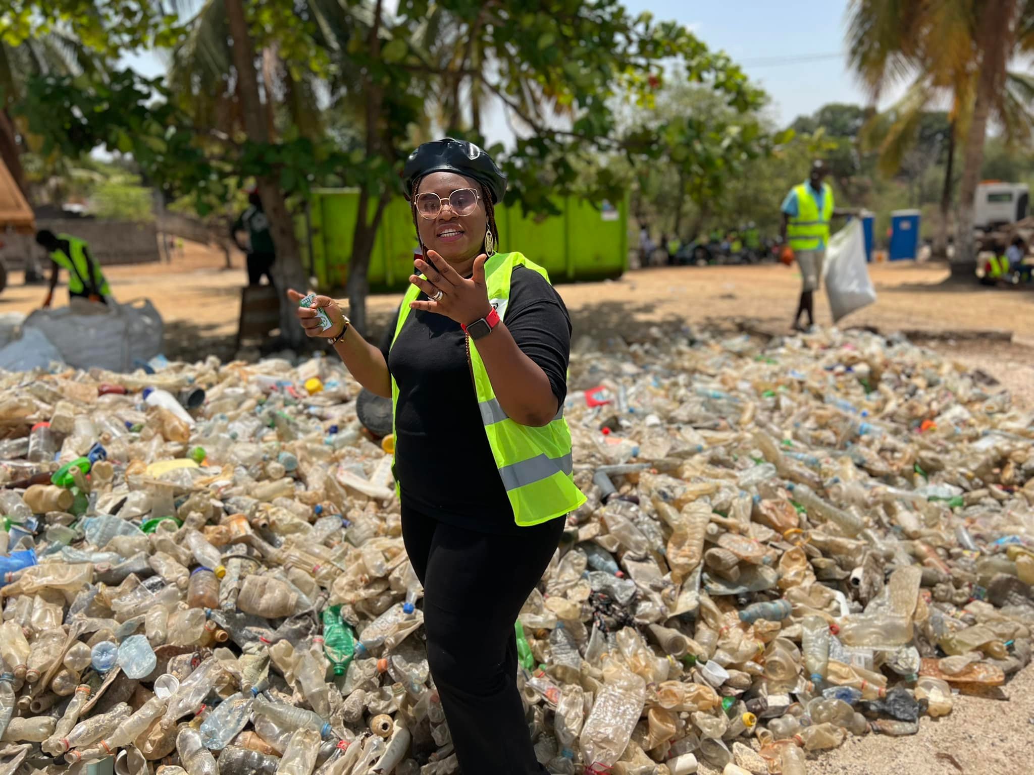 Nettoyage à la plage de Bénarès : La Fondatrice de Selfie Déchets, Fatoumata Chérif, félicite et appelle à la responsabilité citoyenne de chacun
